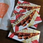 １００円ショップのミーツで買える１５０円のアーモンドチョコが美味いです