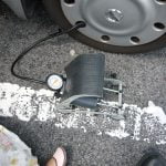 ミシュランのフットポンプ（車用の空気入れ）を買って、車のタイヤに空気を入れてみた。
