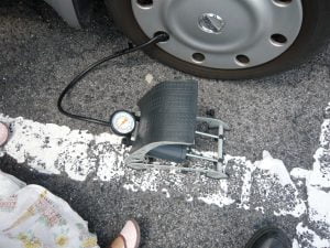 ミシュランのフットポンプ（車用の空気入れ）を買って、車のタイヤに空気を入れてみた。