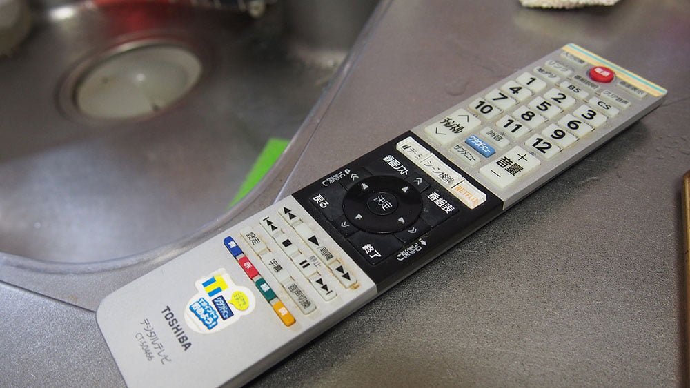 東芝のTV レグザのリモコン「CT-90466」が動かないときの分解掃除方法