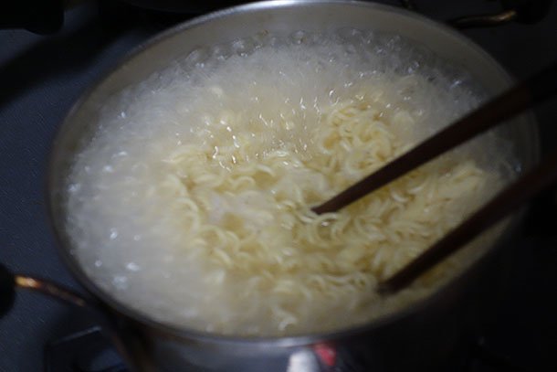 おはしで麺をほぐす