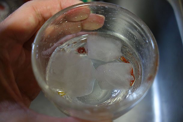 AECスッキリウォーターで氷をつくる