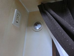 エアコンスリーブに小型の換気扇 V-05P2 を自分で取り付ける方法