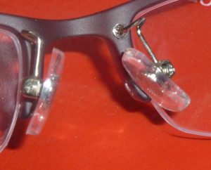 メガネの赤札堂でシリコン製の鼻パッドに変えてきた