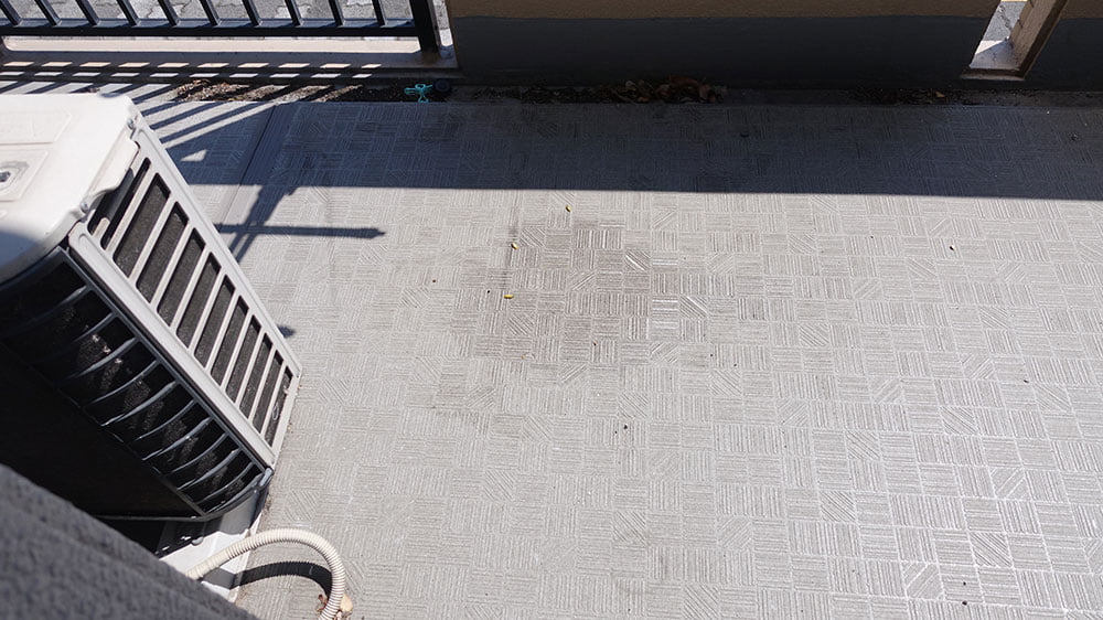 ハチの巣から幼虫がニュルニュル出てきた