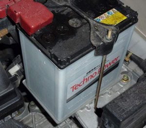 楽天でカーバッテリーの再生品（リサイクルバッテリー）を買って取り付けてみた。