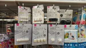 これで100円は安すぎ！テーブル周りのケーブルをスッキリ整理してくれるケーブルオーガナイザー