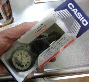 赤ちゃんを抱っこしても危なくない！ 幼児のパパ向け腕時計 CASIOのAW-80V-3BJFを自慢する