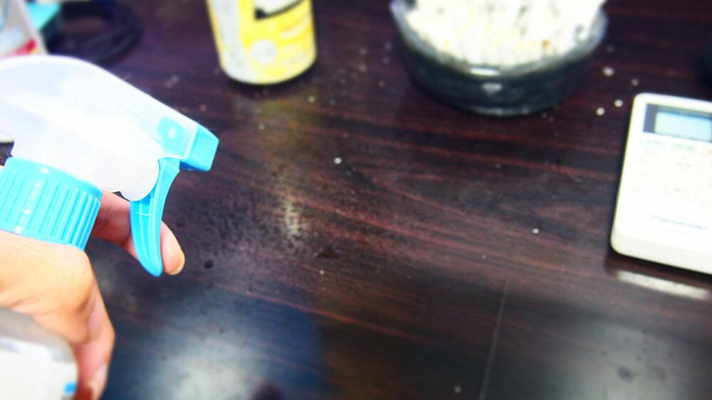 PC用デスクをアルカリ電解水で掃除