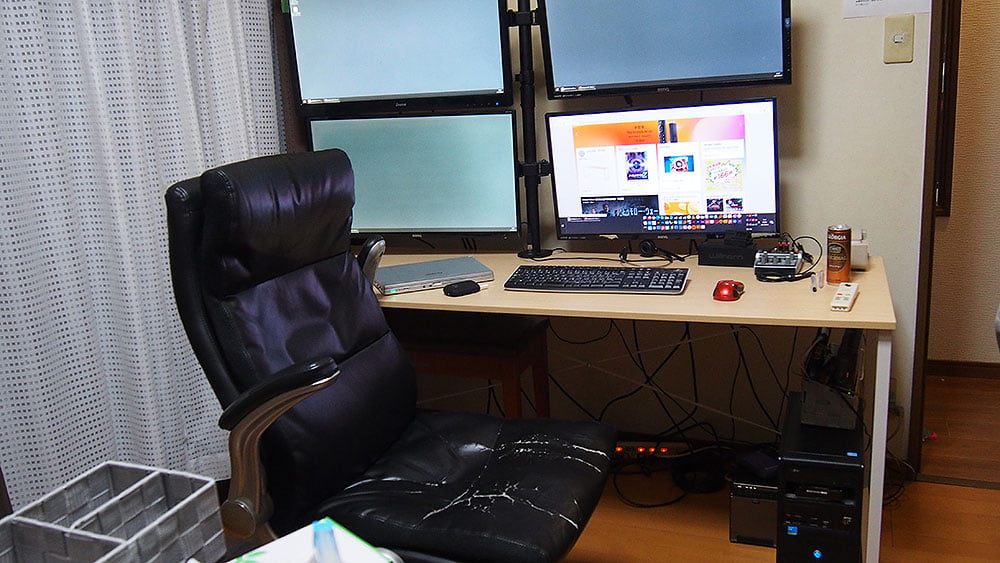 シンプルデスクの設置が完了したところ