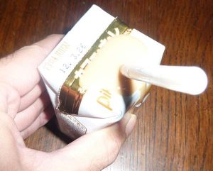 紙パックのドリンクをストローから逆流させない裏技