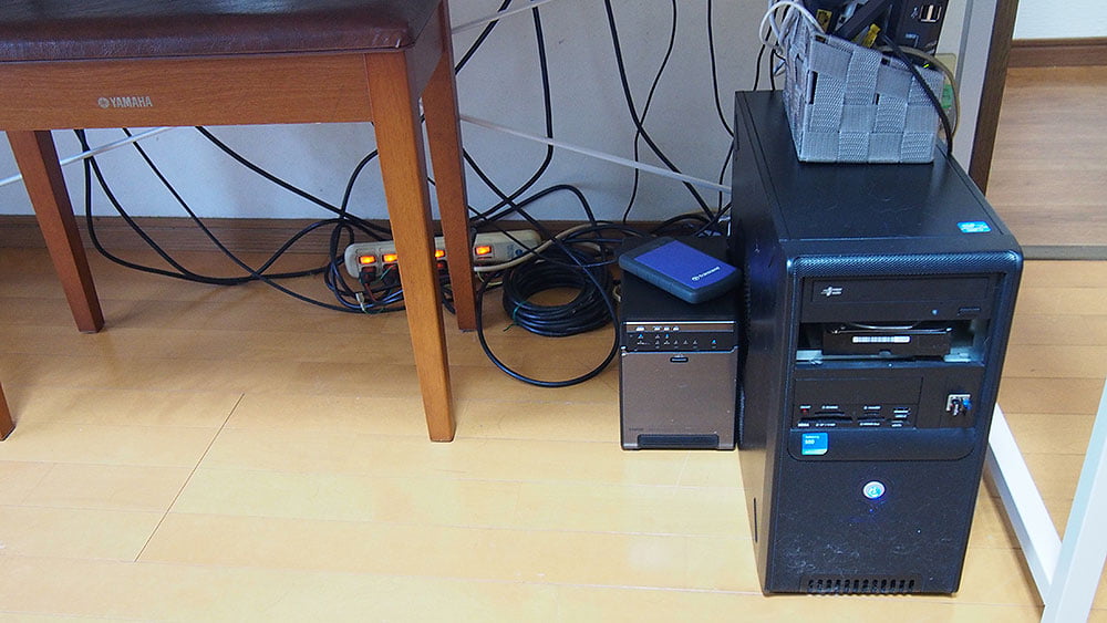 ゴチャゴチャしがちな電源ケーブル周り