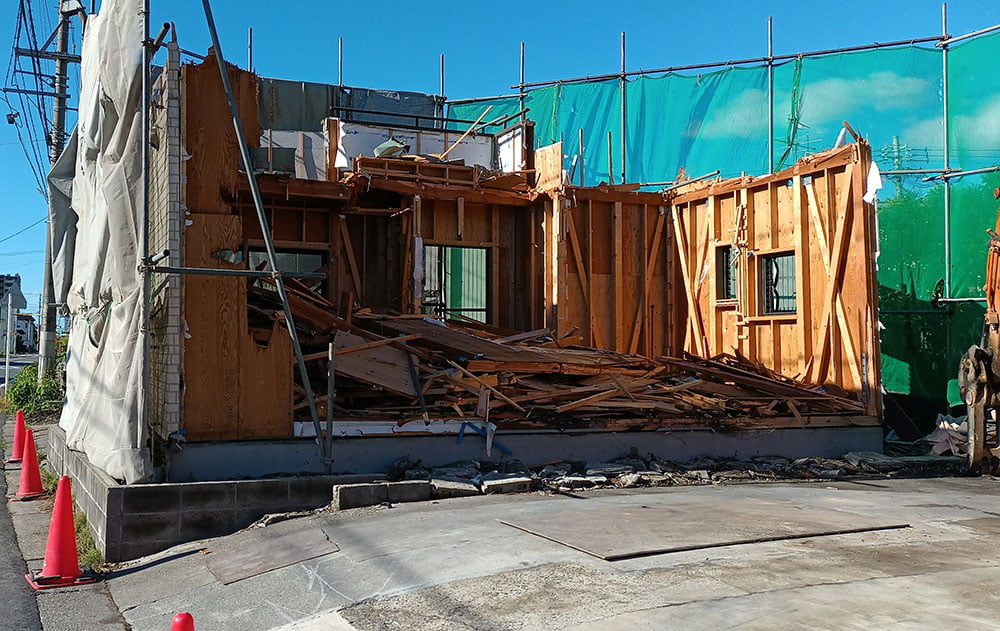 家をガンガン壊すクレーン車