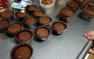 子どもがバレンタインにセノビック入りのチョコチップカップケーキをつくっててワロた