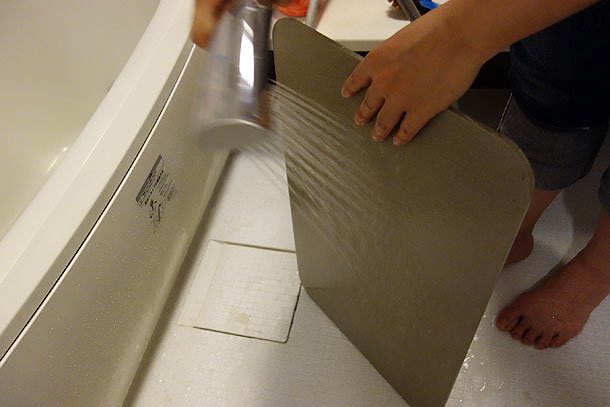 珪藻土マットを削る