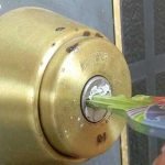 鍵穴の引っ掛かりで回らないときに556はNG 鍵穴の専用潤滑剤キースムーサー