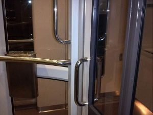 近鉄電車アーバンライナーの喫煙ルームがなかなか豪華だった