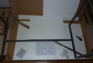 激安家具のネット通販で有名なロウヤの「おきがるデスク」を組み立ててみた。