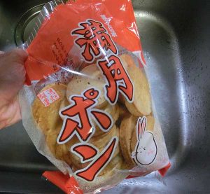 満月ポンの味は、指についた醤油を嗅いでいるだけくらいの薄味。なのに買ってしまうし食べてしまう謎