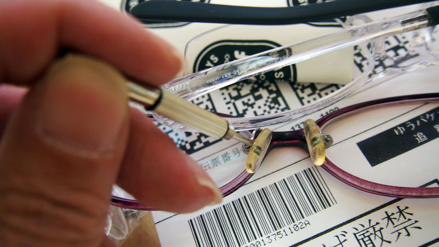 鼻パッド交換の様子