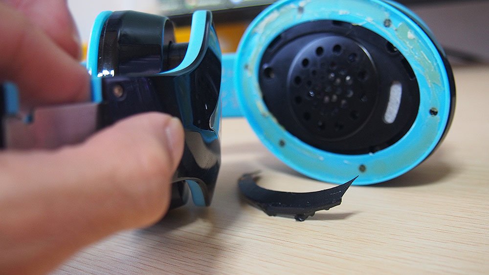 イヤーパッドをきれいに取り除く