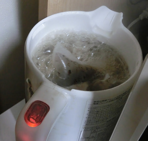 電気ケトルを使って、煮出しの麦茶を短時間でつくる裏技