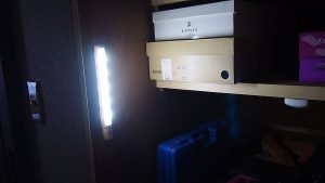 暗い押し入れにおすすめ アイリスオーヤマのセンサーライト「BSL60WN-W」が超便利だった