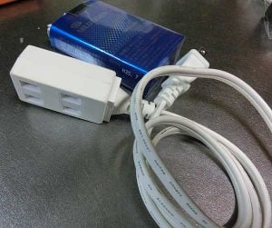 【※注意喚起】100円ショップのセリアで買える、コンパクトな３口コンセントタップが便利【リコールされました】