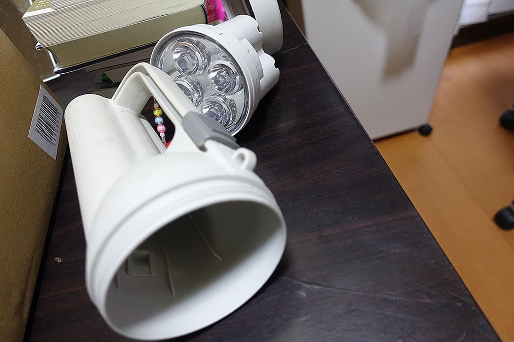 懐中電灯に乾電池を投入