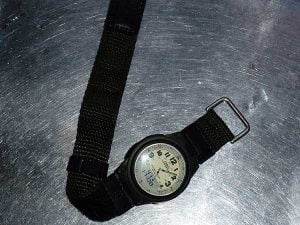 ナイロンバンドの腕時計の臭いを消す方法