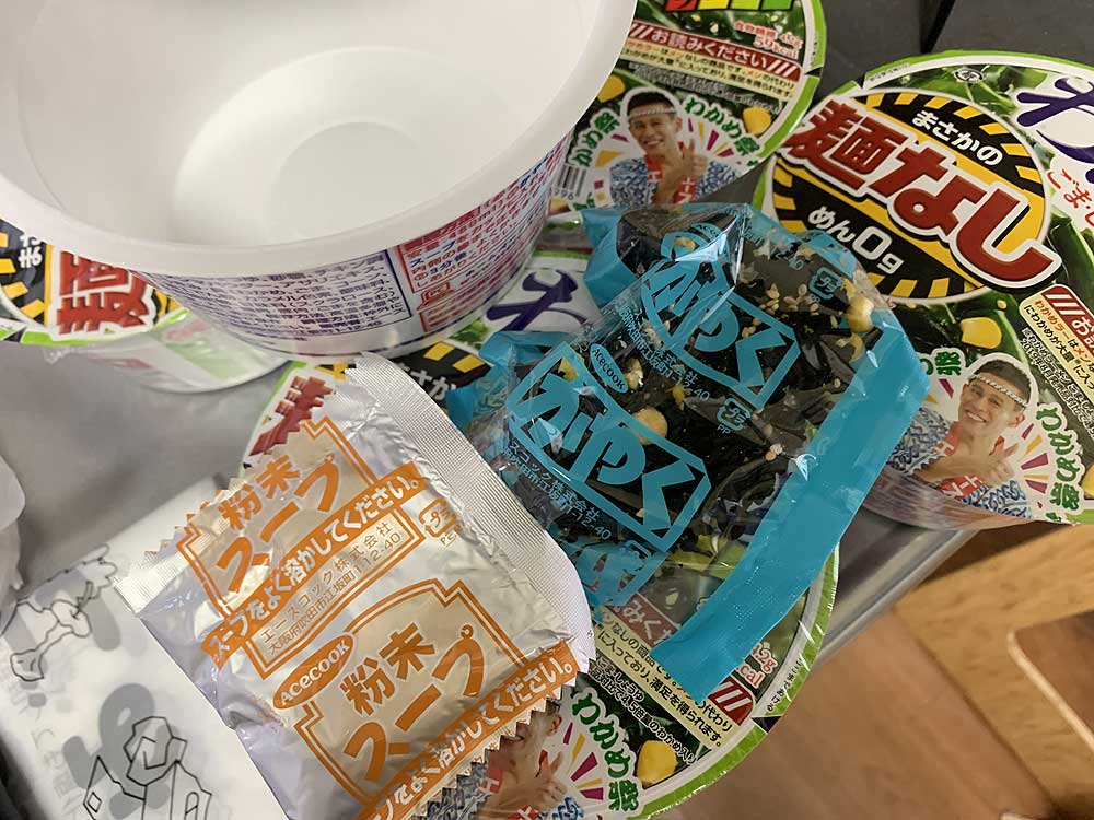 エースコック わかめラー まさかの麺なし ごま・しょうゆのかやくとスープ