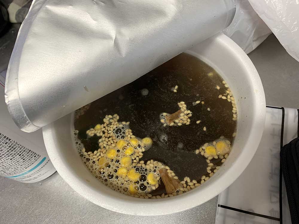 エースコック わかめラー まさかの麺なし ごま・しょうゆにお湯を入れる