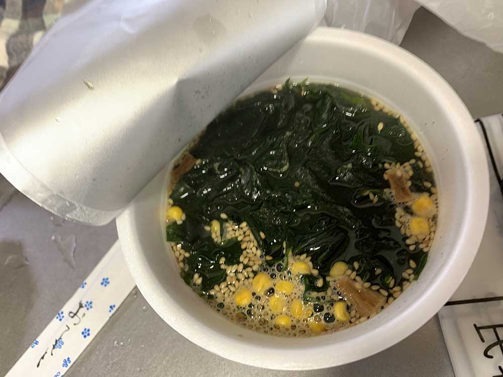 エースコック わかめラー まさかの麺なし ごま・しょうゆのわかめがどんどん増える