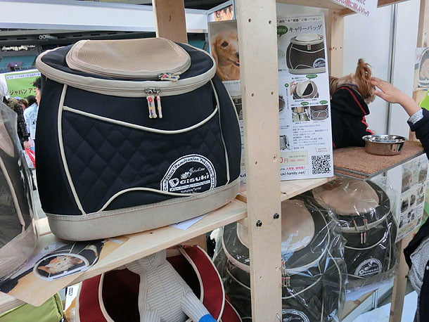 ペットグッズがわんさかある